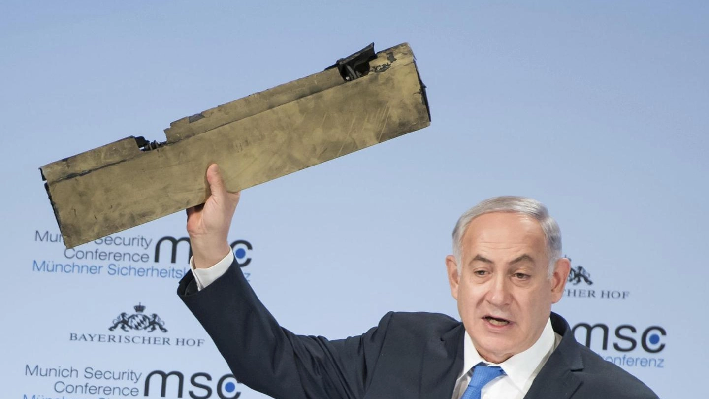  Benjamin Netanyahu mostra un pezzo del drone iraniano abbattuto (Ansa)