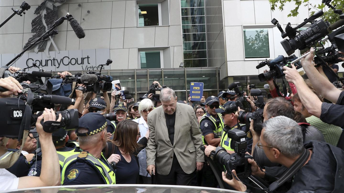 George Pell lascia il tribunale australiano (Ansa)