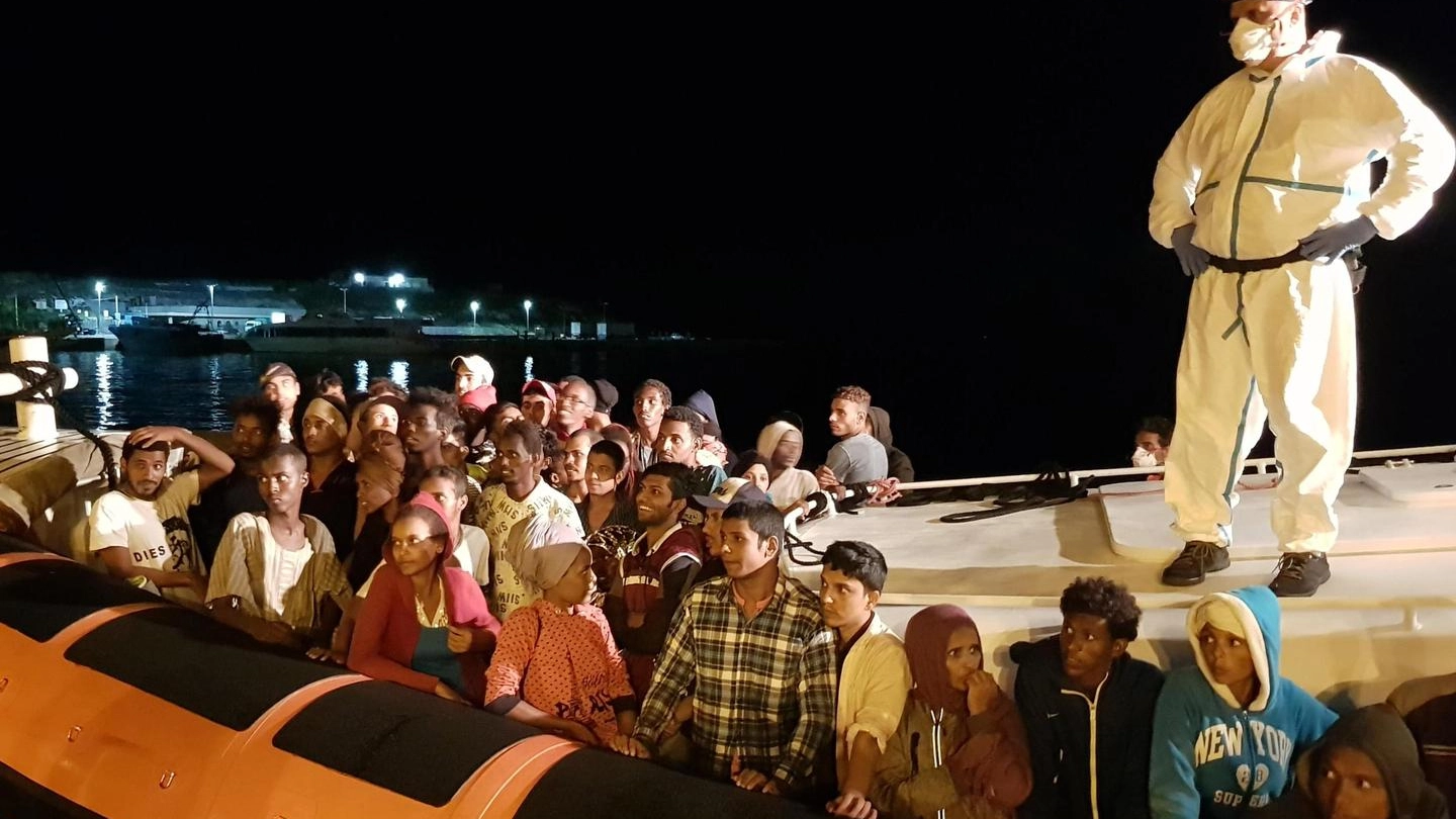 Migranti nel porto di Lampedusa (Ansa)