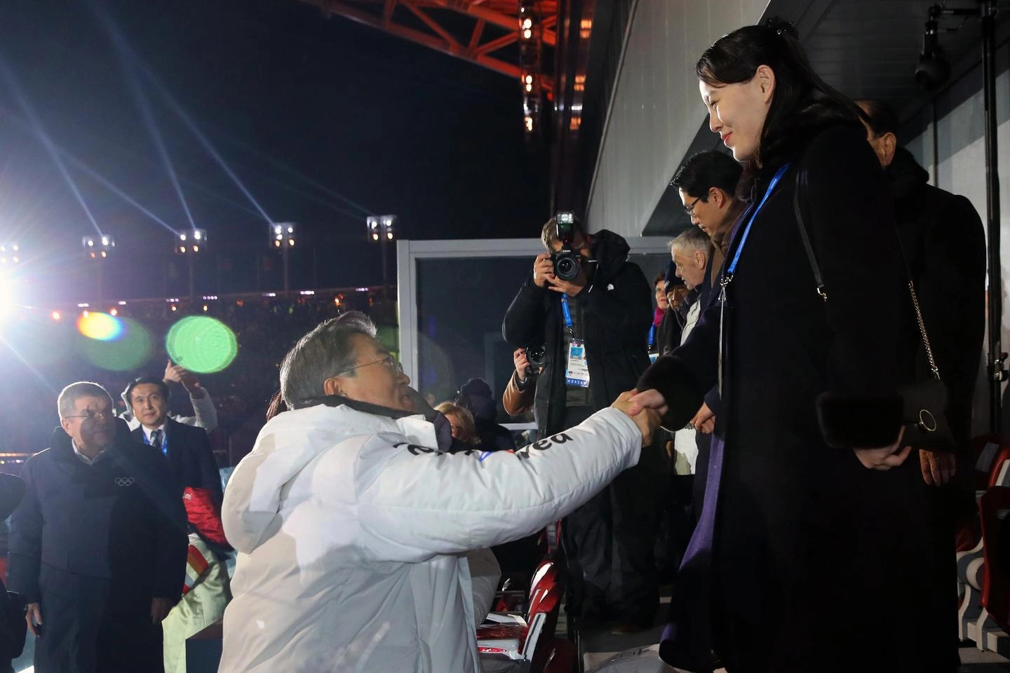 Stretta di mano tra il presidente sudecoreano Moon e la sorella di Kim Jong Un (Ansa)