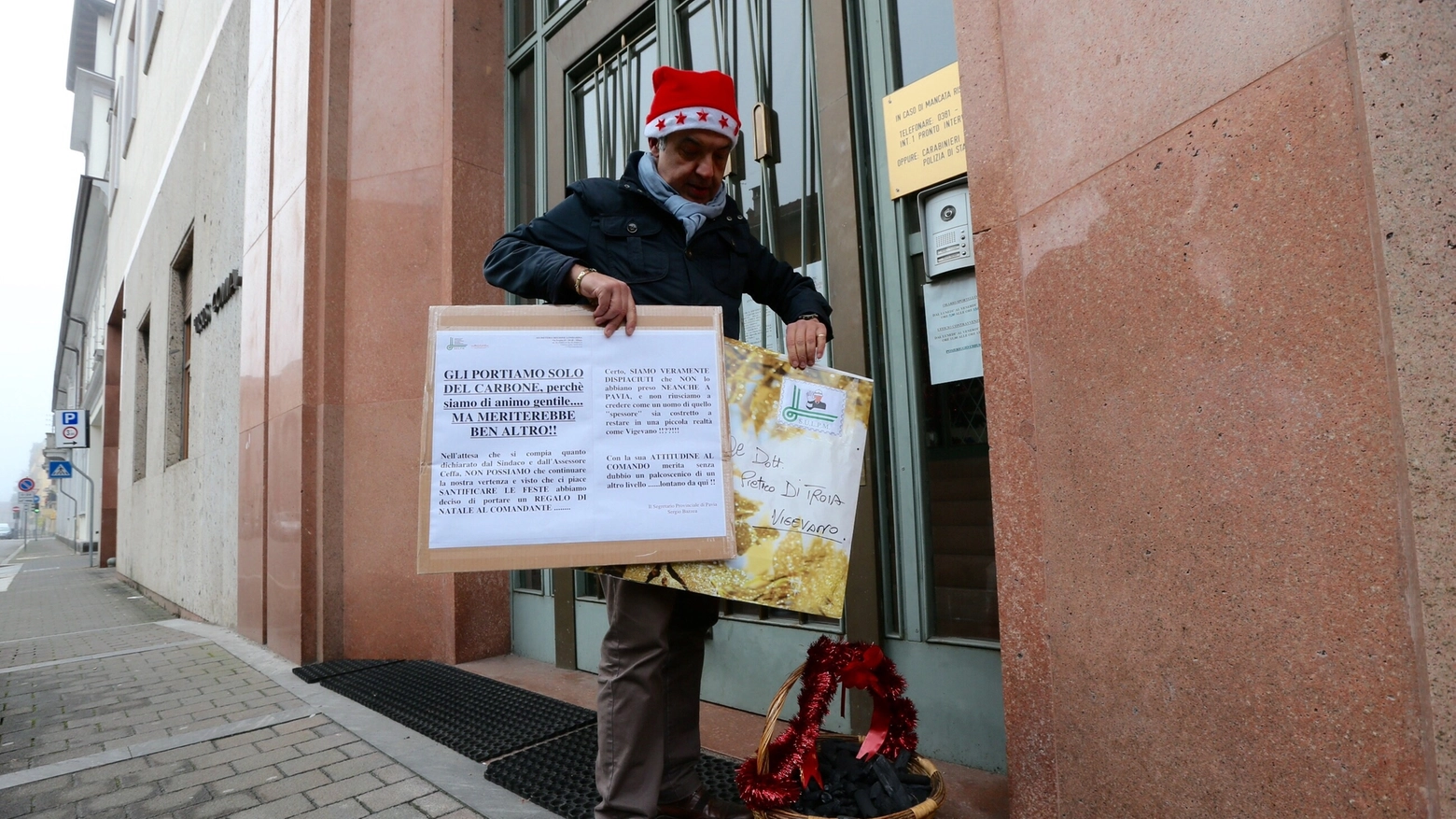 Sergio Bazzea sindacati consegna il cesto di carbone (Sacchiero)