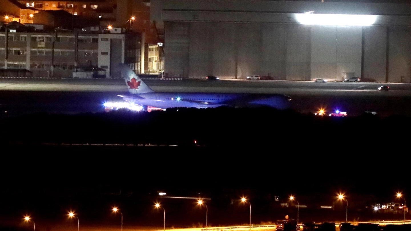 L'Air Canada Boeing 767 atterrato a Madrid (Ansa)