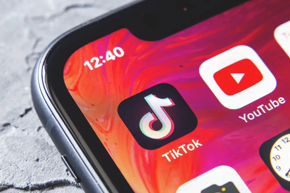 Su TikTok si entra solo con la verifica dell’età