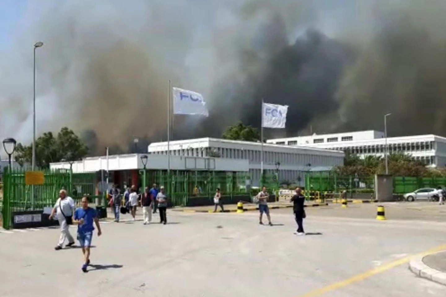 Incendio a Termoli, evacuato lo stabilimento Fiat (Ansa)