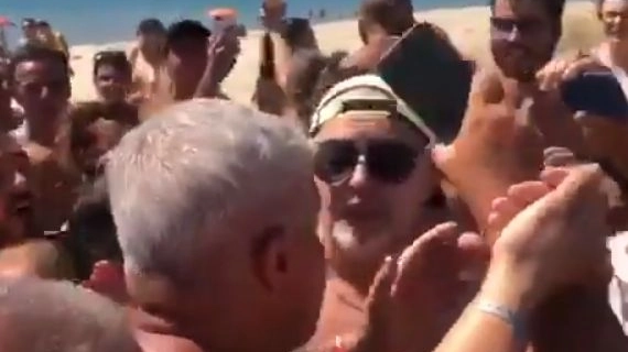 Vasco Rossi assalito dai fan in spiaggia (Instagram)