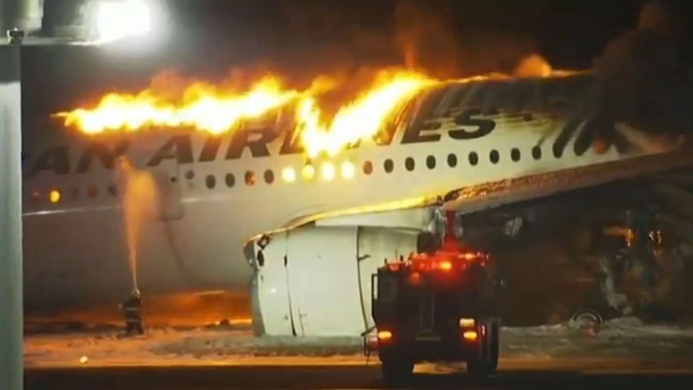 Una foto tratta da un video girato all'aeroporto di Tokyo Haneda. Il Jet Japan Airlines in fiamme