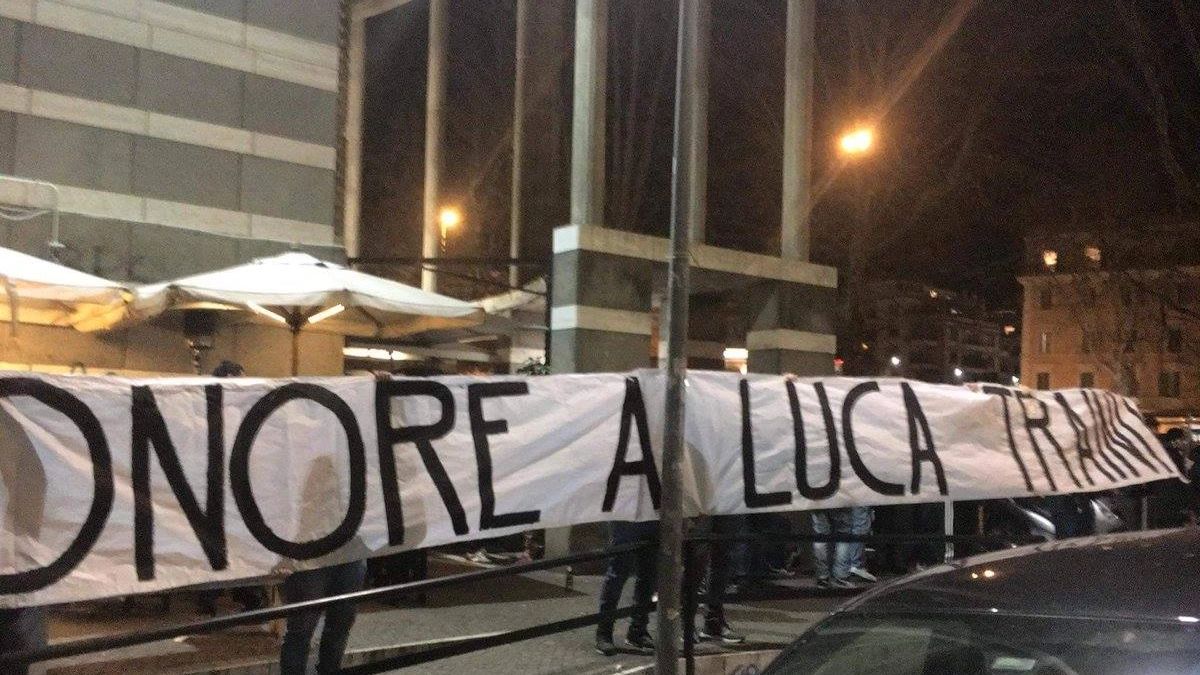 Ponte Milvio, lo striscione di solidarietà per Luca Traini (Dire)