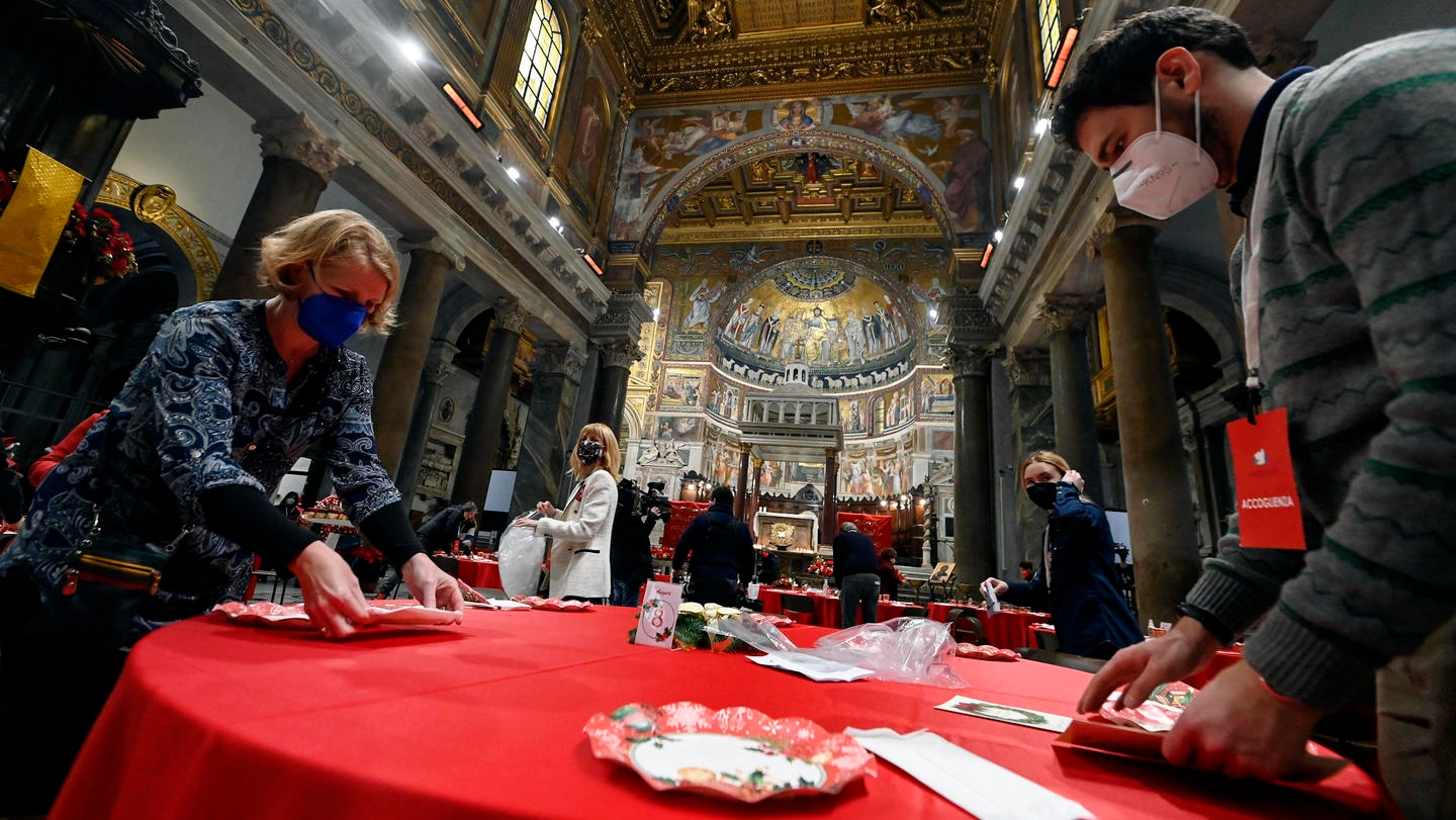 Preparativi per il pranzo di Natale nella basilica di Santa Maria a Trastevere (Roma)