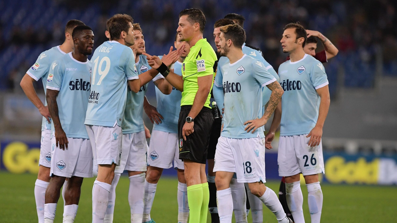 Le proteste dei giocatori della Lazio per l'espulsione di Immobile