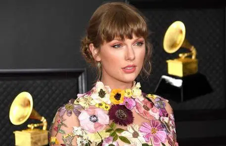 Taylor Swift svela le sue tracce Sabato arriva il nuovo ‘Fearless’