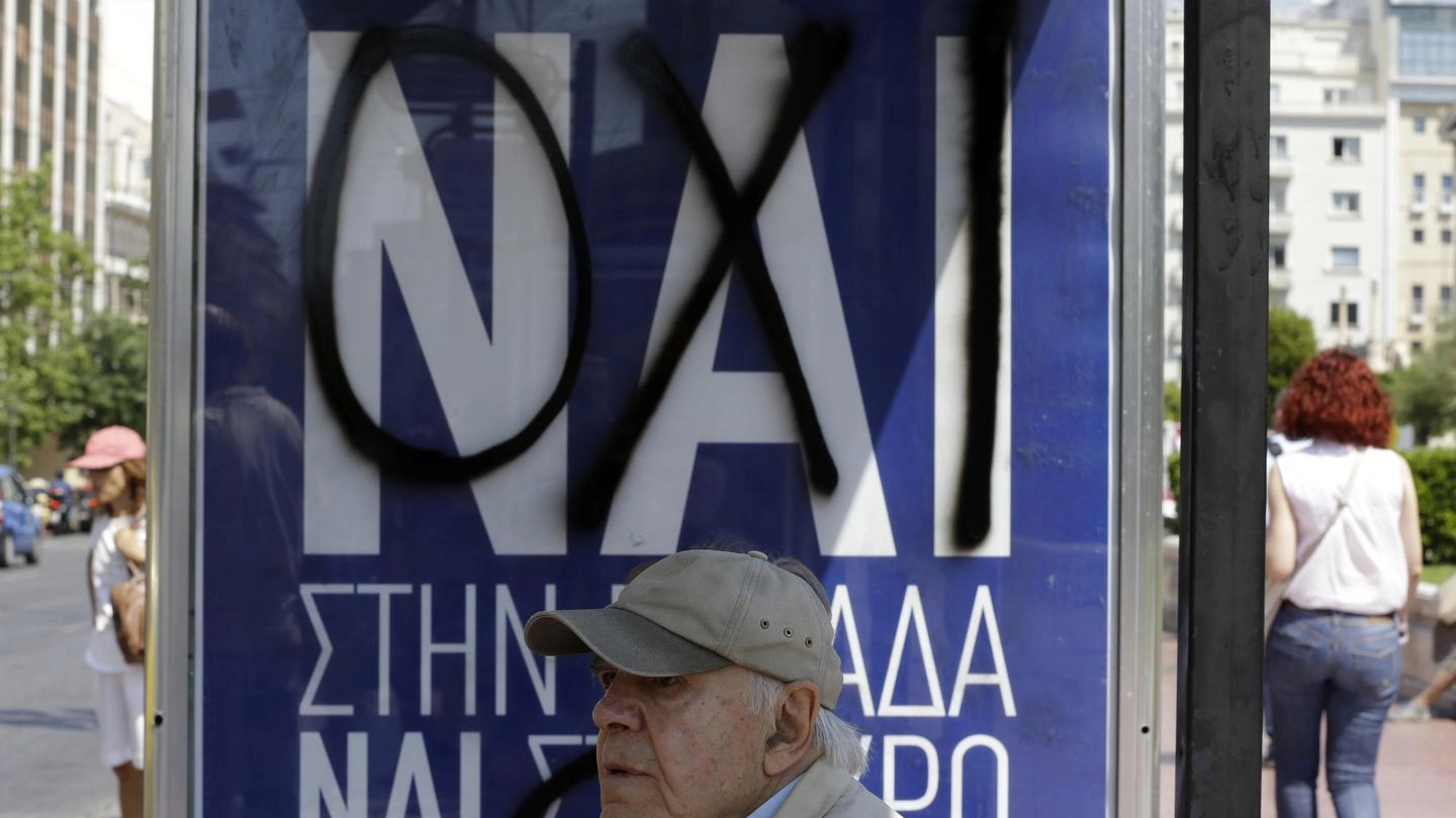 Un anziano greco davanti ai manifesti della campagna elettorale (Ansa)