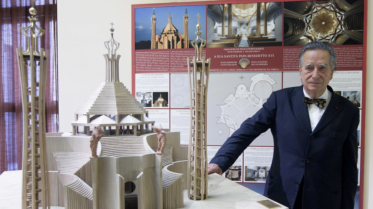 L'architetto Paolo Portoghesi con il modellino di una delle sue opere (Ansa)