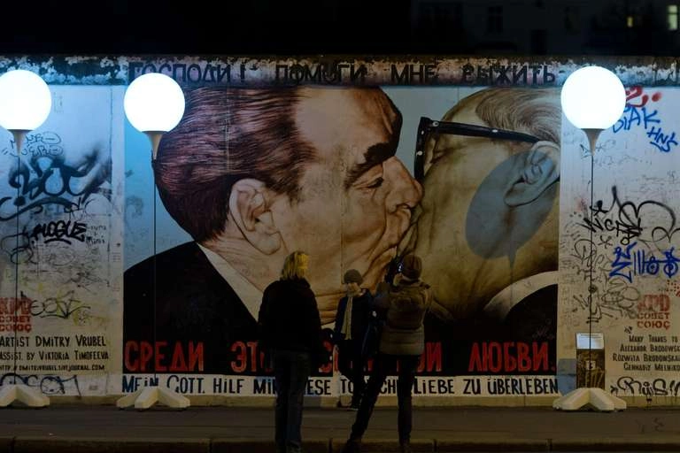 Il celebre murale di Dimitri Vrubel sul Muro di Berlino