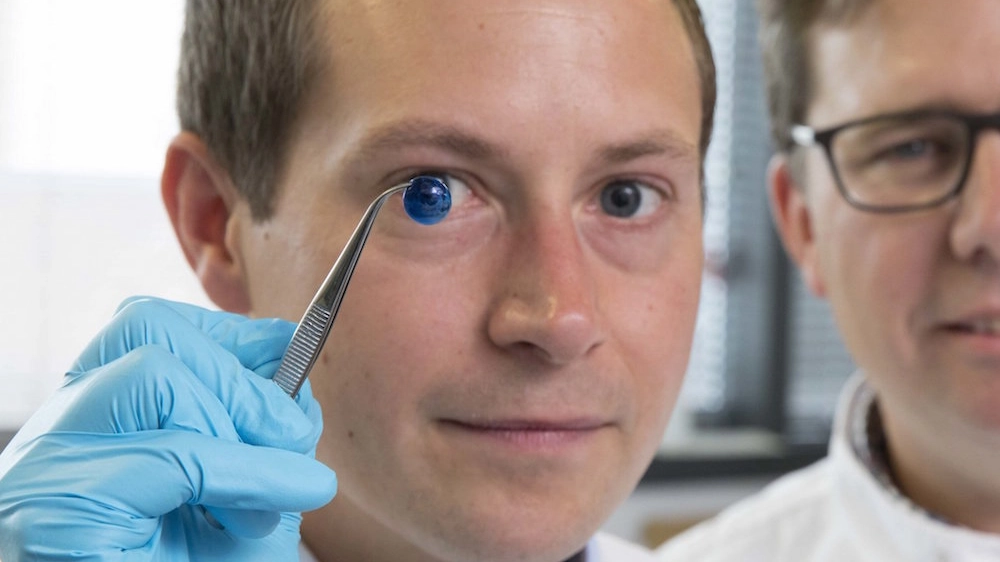 I ricercatori inglesi con la prima cornea stampata in 3D - foto Newcastle University