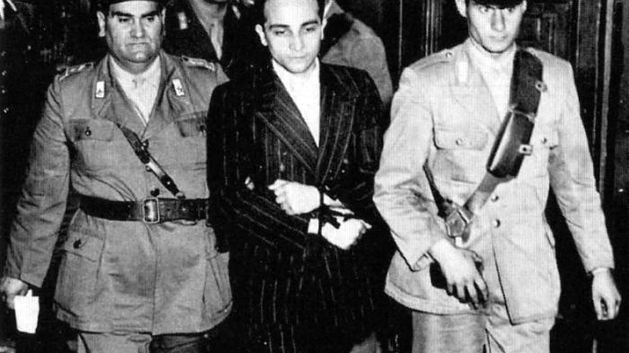 Antonio Pallante mentre viene condotto in aula per il processo, nel giugno del 1949 (Ansa)