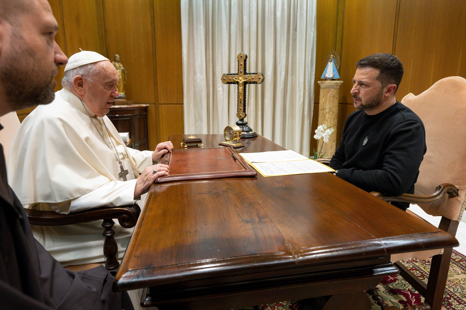 Pope Francis with Ukraine's President Volodymyr Zelensky during their meeting at the Vatican, 13 May 2023.
ANSA/VATICAN MEDIA
+++ ANSA PROVIDES ACCESS TO THIS HANDOUT PHOTO TO BE USED SOLELY TO ILLUSTRATE NEWS REPORTING OR COMMENTARY ON THE FACTS OR EVENTS DEPICTED IN THIS IMAGE; NO ARCHIVING; NO LICENSING +++ NPK +++