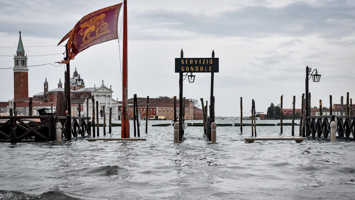 Acqua alta a Venezia il 17 novembre 2019 (foto Lapresse)
