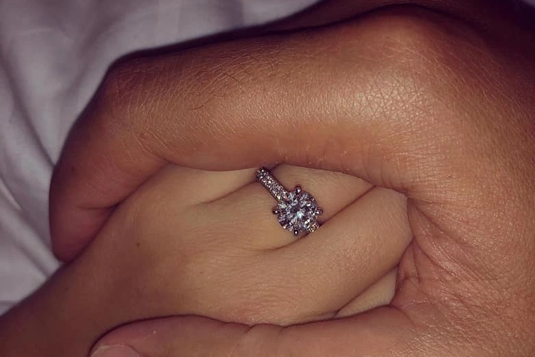 L'anello di fidanzamento (Instagram)