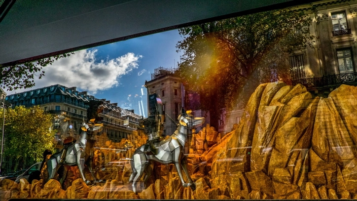 Un'immagine di una vetrina alla Galleria Lafayette di Parigi (Lapresse)