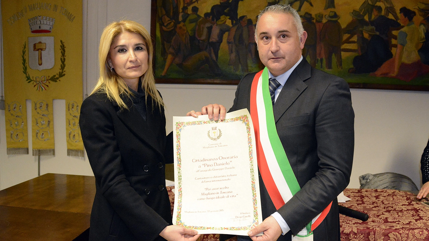 La figlia di Pino Daniele riceve il certificato di cittadinanza dal sindaco di Magliano Diego Cinelli