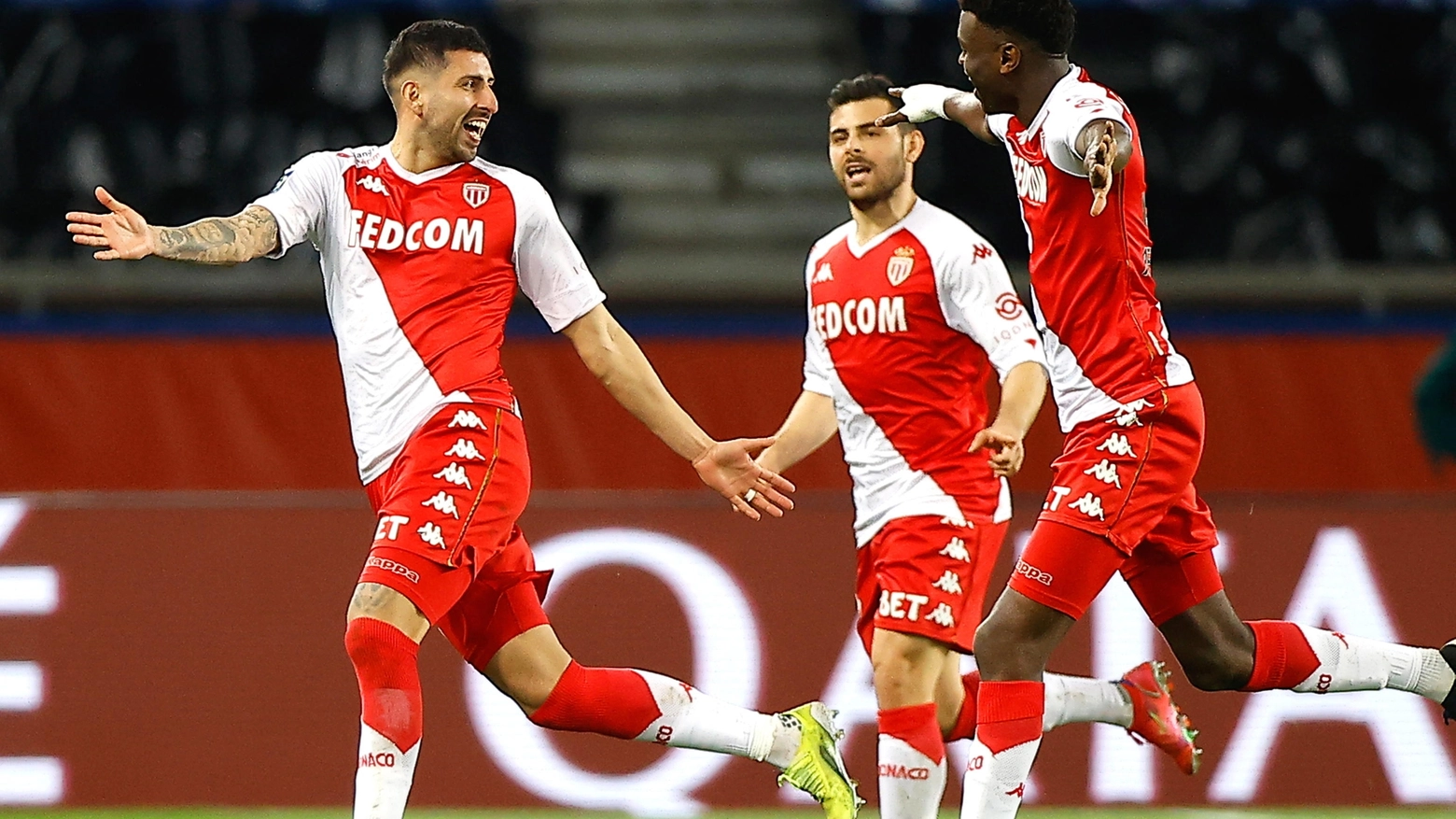 Il Monaco festeggia dopo il 2-0 al PSG (Ansa)