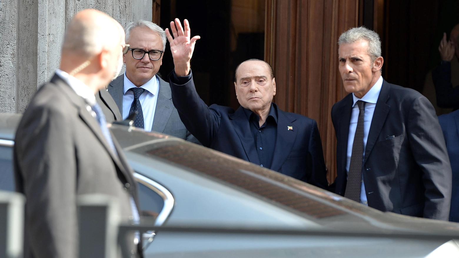 Silvio Berlusconi senza cravatta