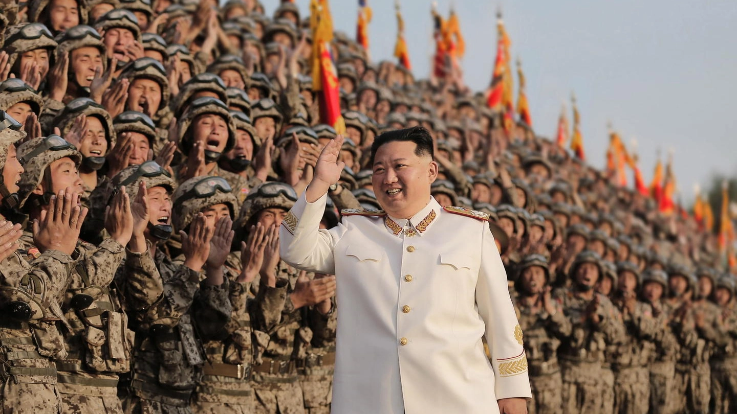 Kim Jong-un con le truppe nordcoreane (Ansa)