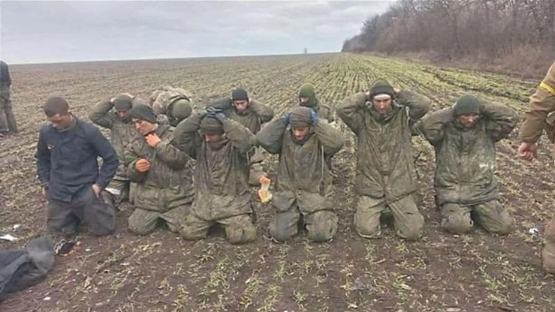 Un gruppo di soldati russi catturati nella regione di Kherson