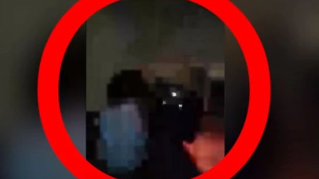 Un terrorista filmato al Bataclan (da youtube)