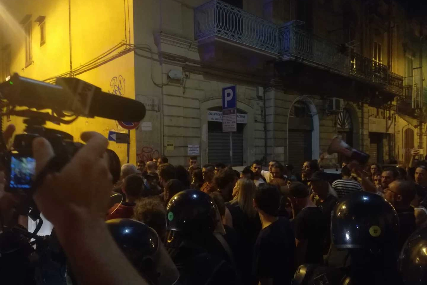 Tensione e  aggressioni al termine del corteo contro il leader leghista a Bari (Dire)