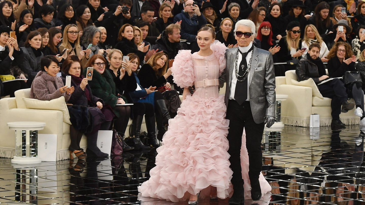 Chanel, Lily-Rose Depp con Karl Lagerfeld per il gran finale (LaPresse)