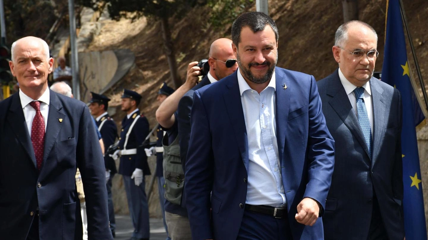 Matteo Salvini e il capo della polizia Franco Gabrielli a Caltagirone (Ansa)