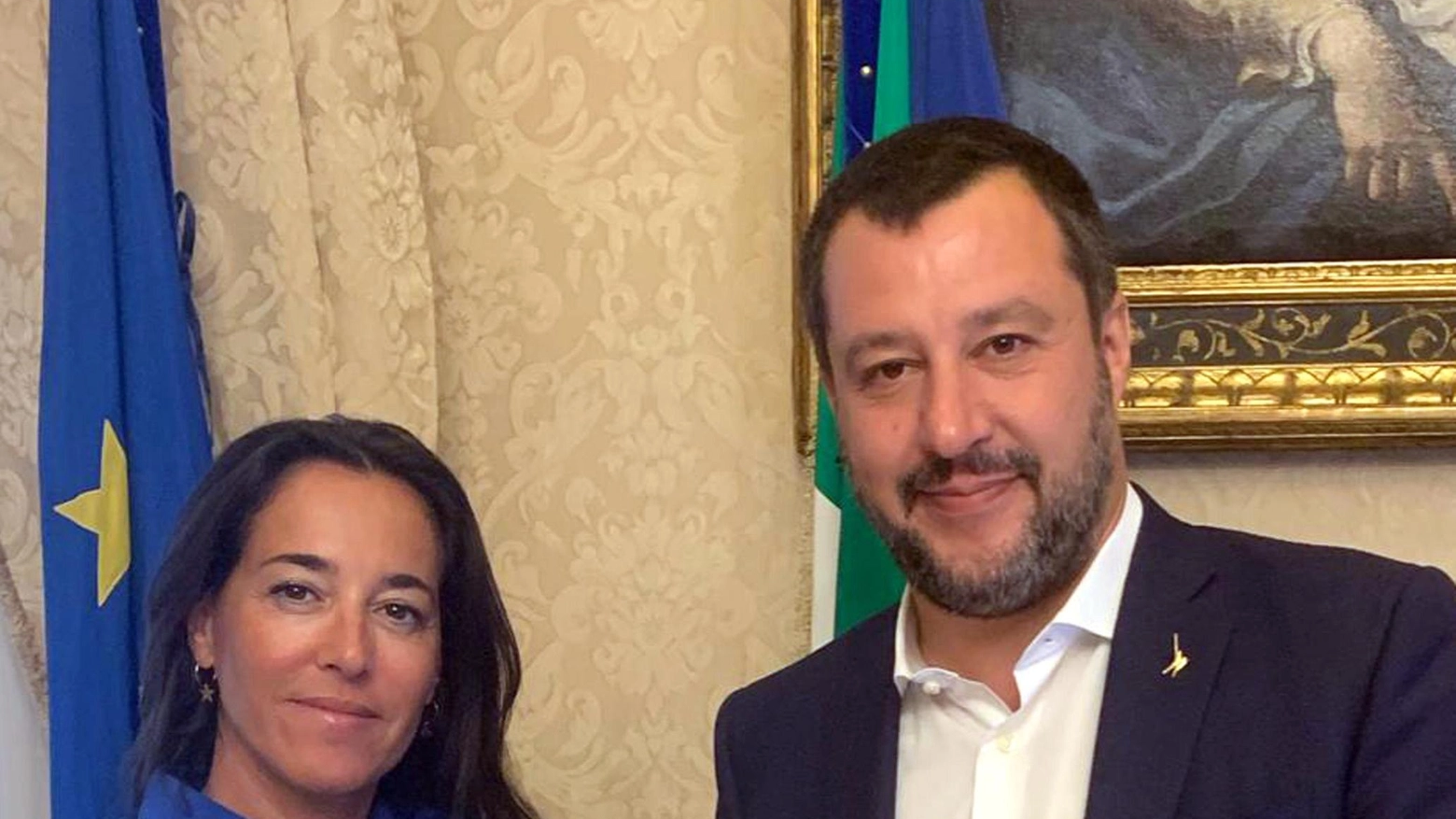 Licia Ronzulli consegna a Matteo Salvini il testo del ddl