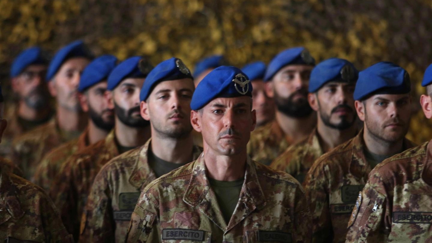 Soldati italiani della Nato (Ansa)