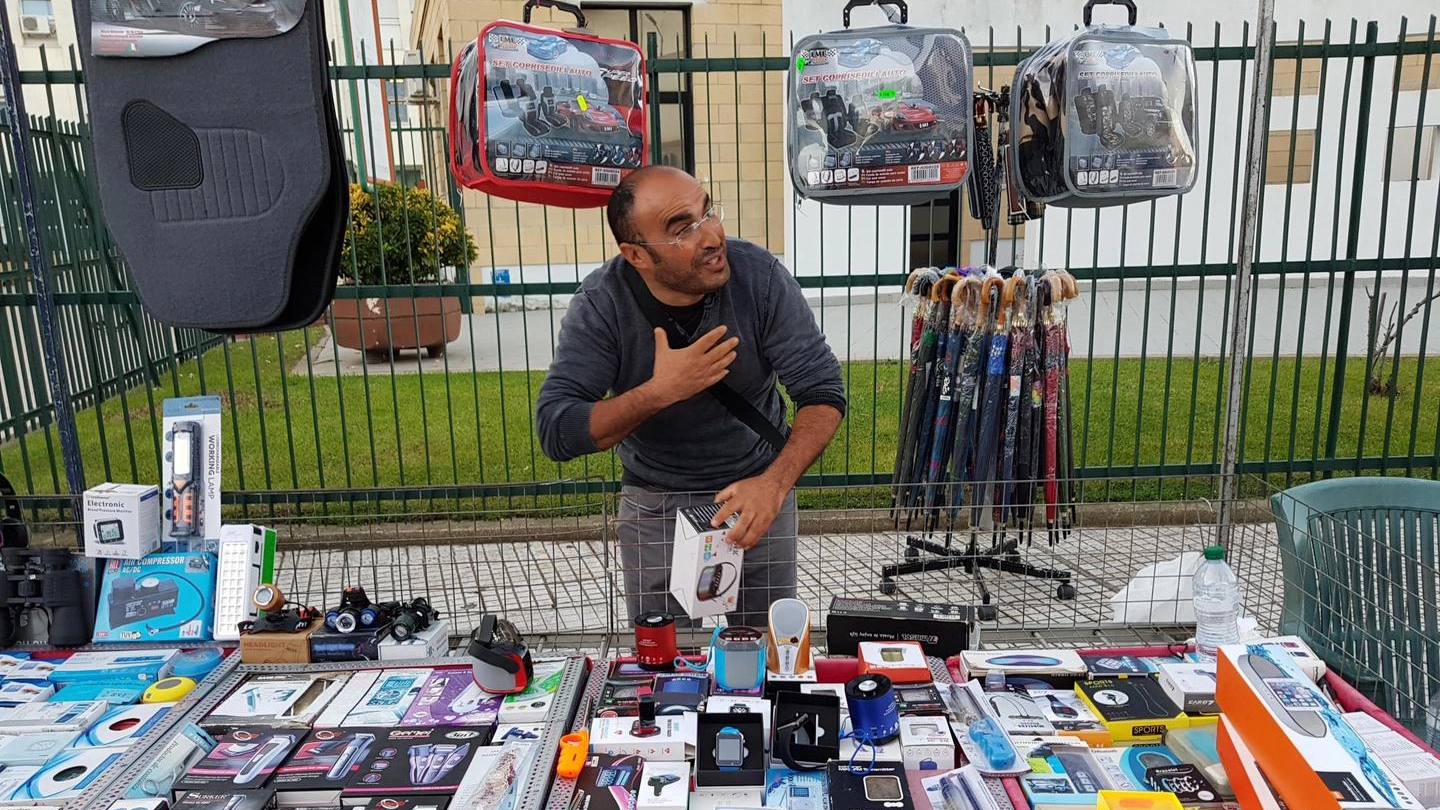 Mustafa El  Aoudi, il venditore ambulante marocchino che ha salvato la dottoressa (Ansa)