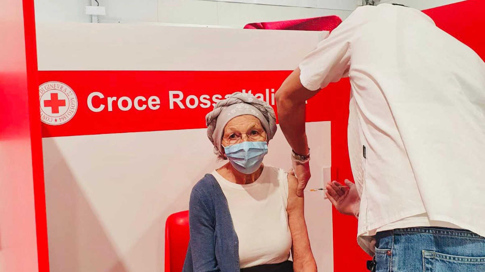 Emma Bonino, 73 anni e reduce da un cancro, riceve la prima dose di AstraZeneca