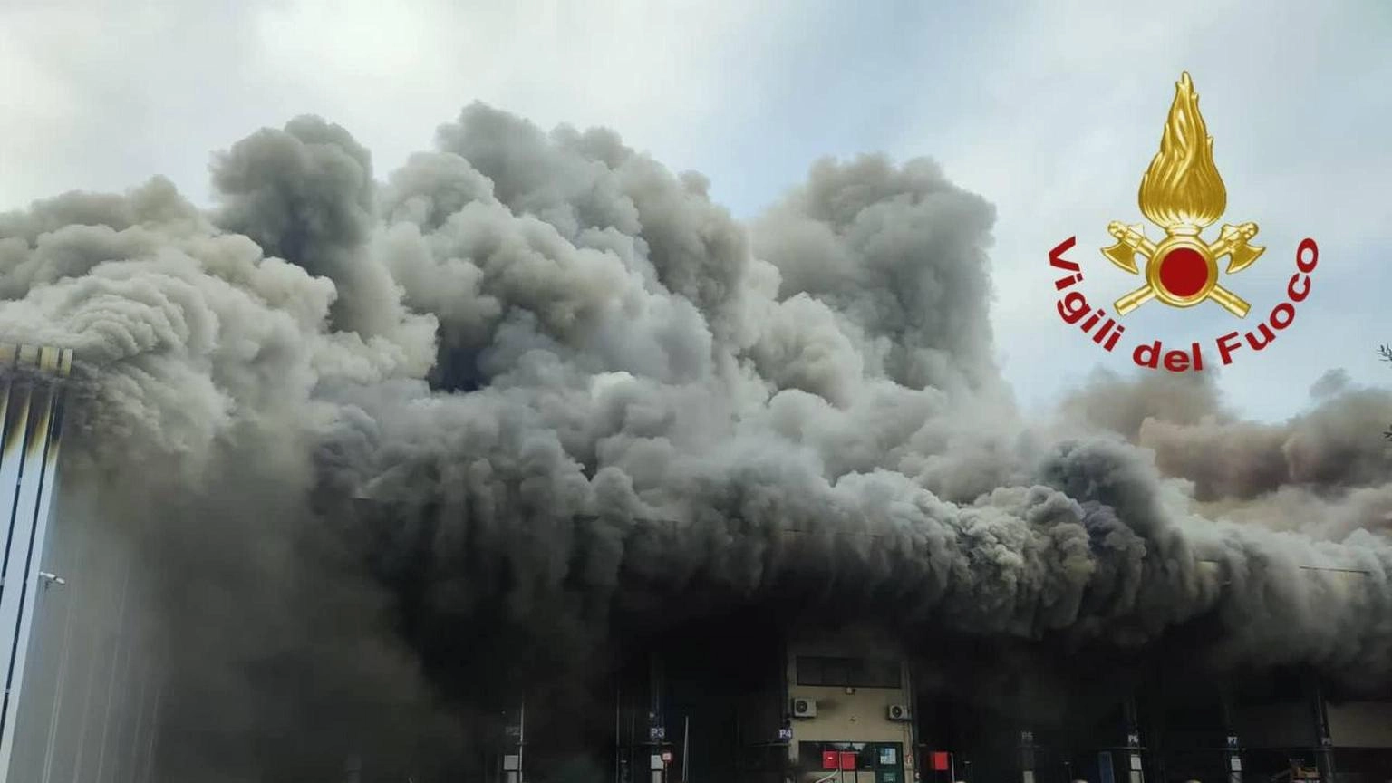 Roma, incendio in impianto di trattamento rifiuti a Malagrotta