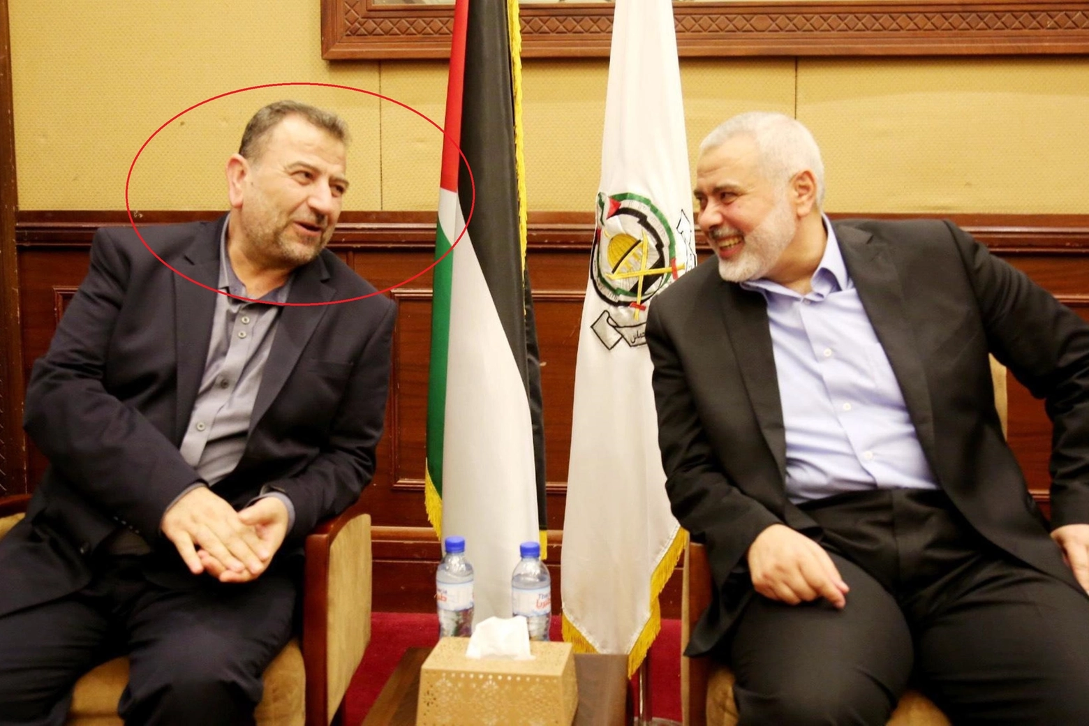Saleh al Arouri, nel cerchio, con Ismail Haniyeh, capo dell'ufficio politico di Hamas