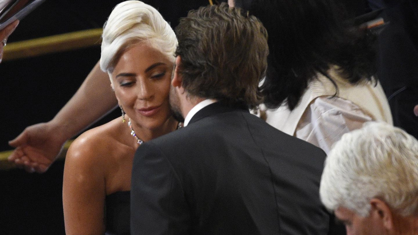 Il bacio tra Lady Gaga e Bradley Cooper (Ansa)