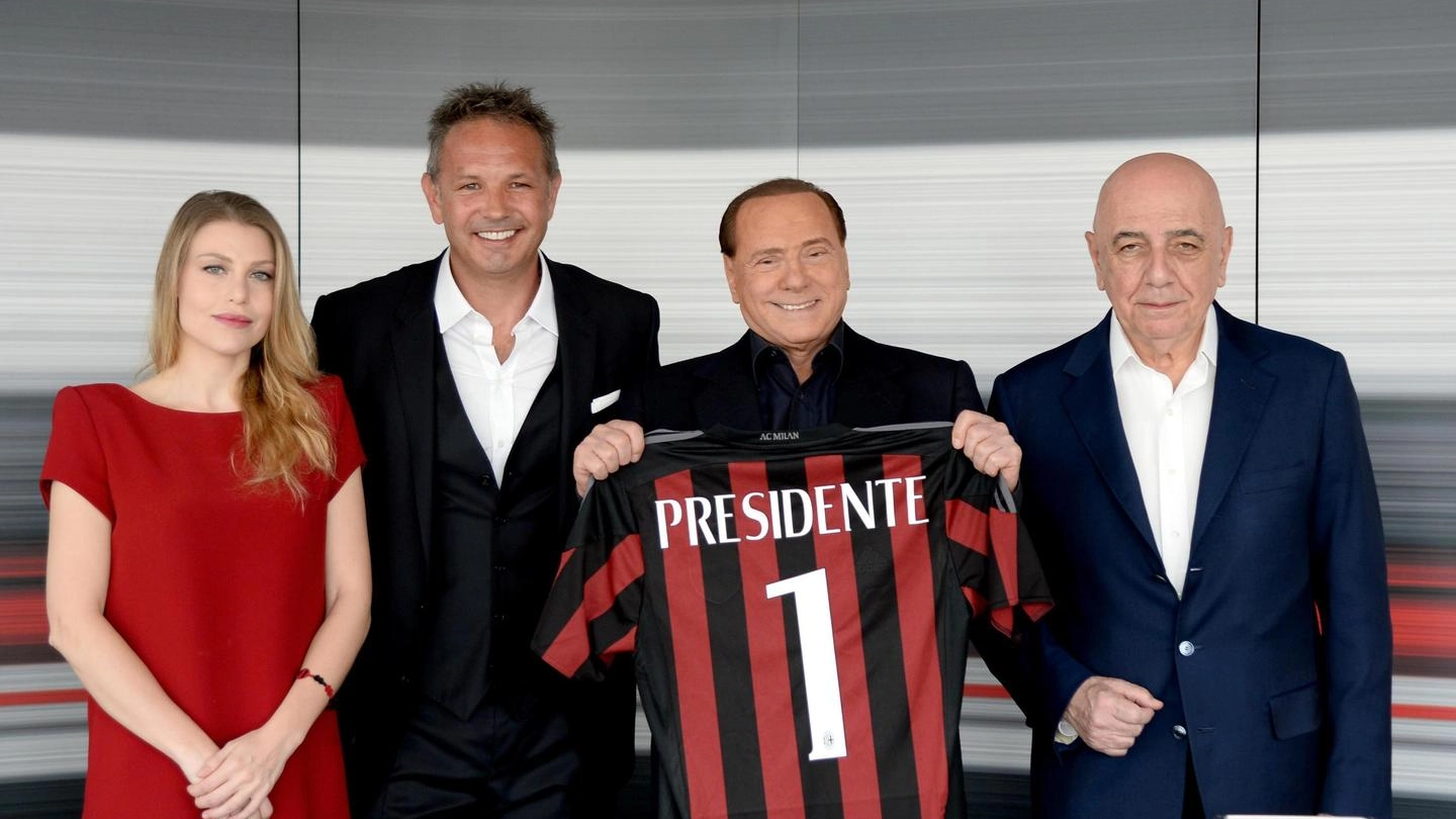 Silvio Berlusconi con Mihajlovic, Galliani  e la figlia Barbara (Ansa)