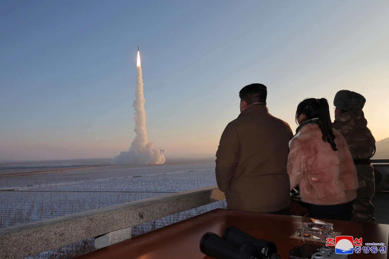 Kim Jong-un assiste al lancio di un missile