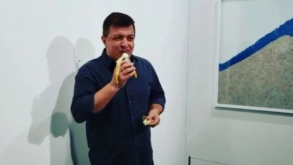 L'artista mangia la banana da 120mila dollari (Instagram)