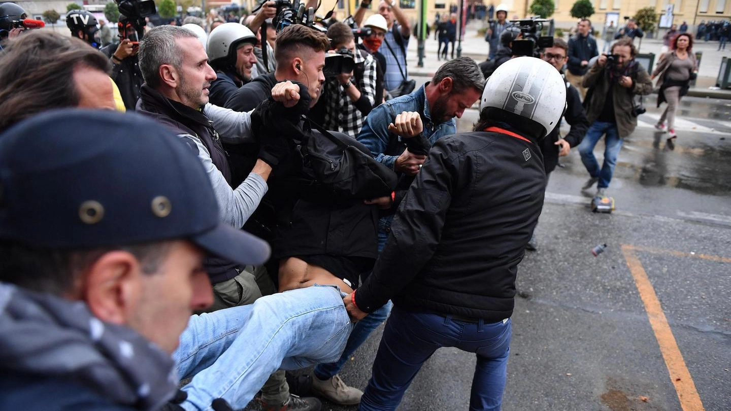 G7 Torino, scontri polizia-manifestanti (Ansa)
