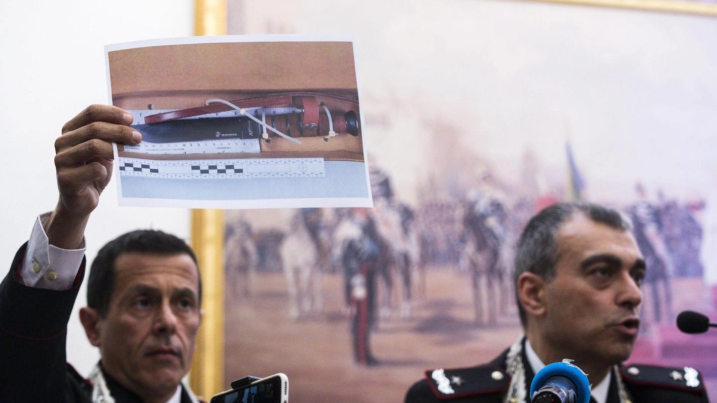 Carabiniere ucciso, la foto del coltello mostrata in conferenza stampa (foto Ansa)
