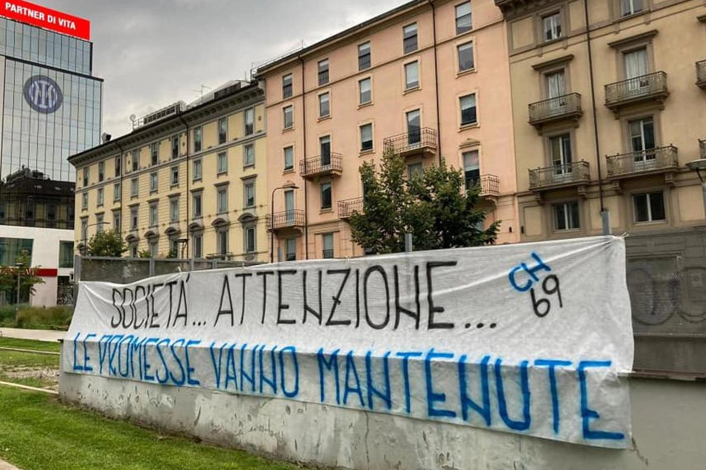 Lo striscione esposto dai tifosi davanti alla sede dell'Inter (Ansa)