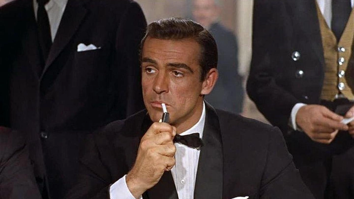 Sean Connery nei panni di 007 sul set di "Licenza di uccidere", film del 1962