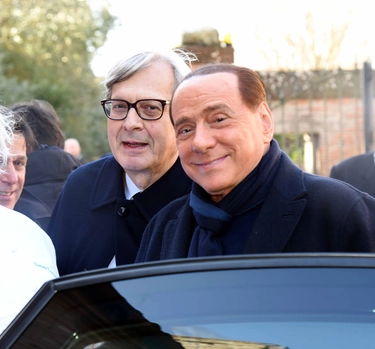 Silvio Berlusconi, cremazione e trasferimento delle ceneri ad Arcore: “Come ha fatto con i suoi genitori”