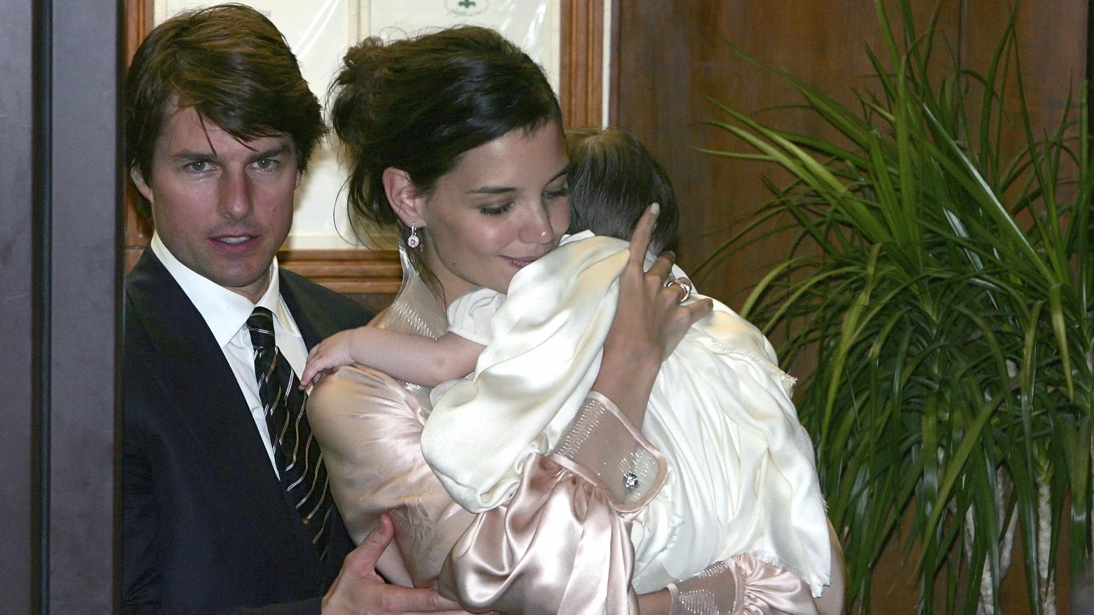 Tom Cruise con Katie Holmes e la figlia Suri nel 2006 (Reuters)