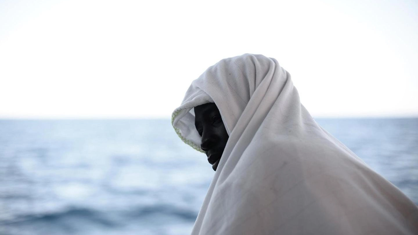 Un migrante a bordo dell'Aquarius (Ansa)