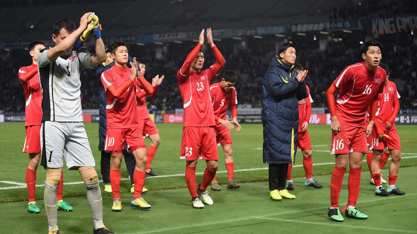 I giocatori nortcoreani ringraziano i tifosi a Tokyo (Afp)